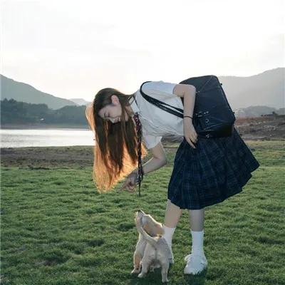 穿蓝衣的男孩